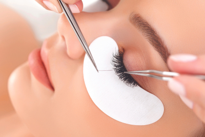 Safety First: Exploring Sensitivities & Solutions for Eyelash Extensions 